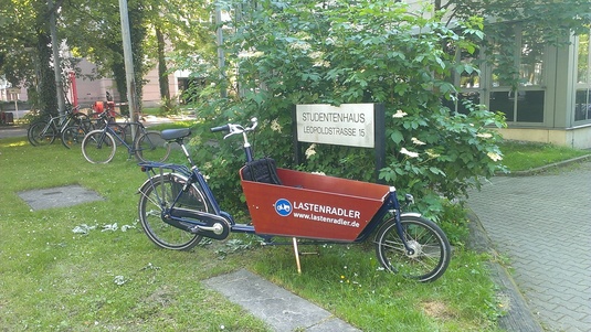 Lastenrad vor dem Studentenhaus